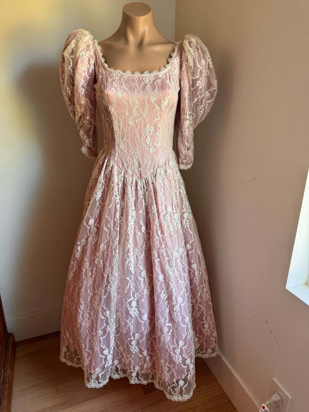 Vintage Floral 1970s Lacy Pink Off the Shoulder Gunne Sax Dress Size 7